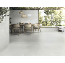 Licht terras met eettafel, stoelen en bijpassende vloertegels voor buiten.