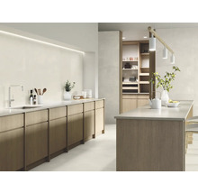 Lichte, moderne keuken met kookeiland, inbouwkasten en verlichting