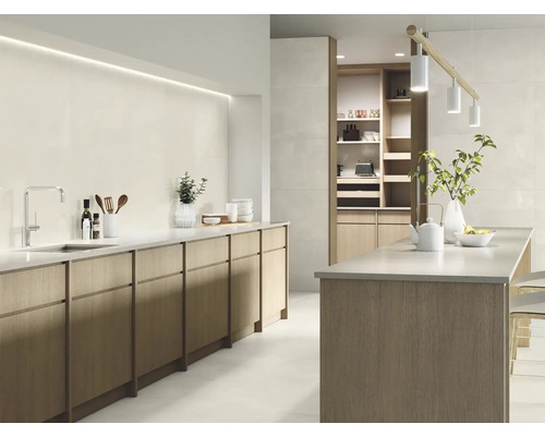 Lichte, moderne keuken met kookeiland, inbouwkasten en verlichting