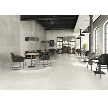 Ruim restaurant met tafels, stoelen en vloertegels.