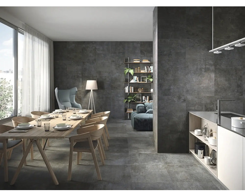 Moderne woonkamer met eettafel, stoelen en grijze tegels op de vloer en wand