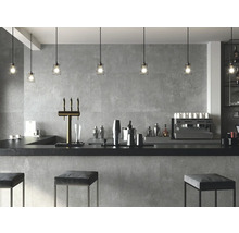 Bar met toonbank, barkrukken, biertap, planken en verlichting.