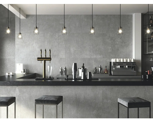 Bar met toonbank, barkrukken, biertap, planken en verlichting.