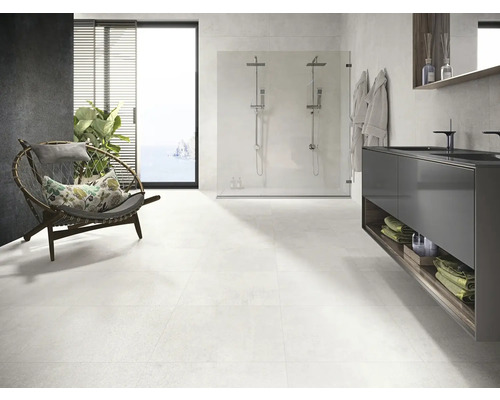 Lichte badkamer met douche, wastafel en fauteuil