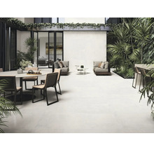 Terras met tegelvloer, zitplaatsen en planten