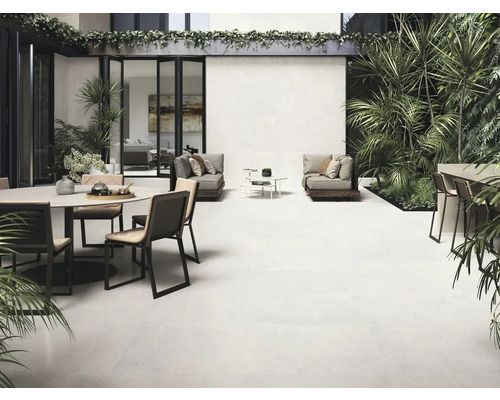 Terras met tegelvloer, zitplaatsen en planten