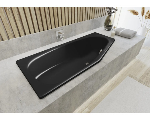 Ingebouwde badkuip in een lichte badkamer met kraan, handdoek en decoratie