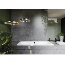 Moderne badkamer met ligbad, grijze tegels en ronde plafondlampen