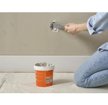 Reparatie van een muur met vulmiddel en een plamuurmes