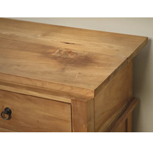 Detailopname van een houten commode meubelstuk