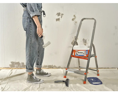 Scène van een persoon die een muur renoveert met een verfroller en ladder, inclusief vulmiddel