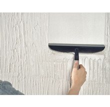 Hand met vlakspaan bewerkt wandplamuur