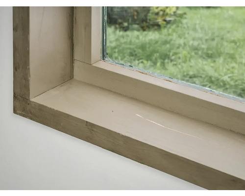 Detailopname van een houten raam met vensterbank