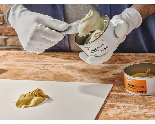 Persoon mengt houtrotvuller voor reparatiewerkzaamheden