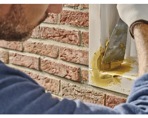 Vensterrenovatie met plamuur en spatel