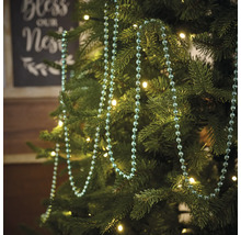 Versierde kerstboom met lichtjes en een kralenketting