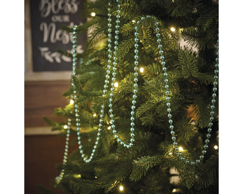 Versierde kerstboom met lichtjes en een kralenketting