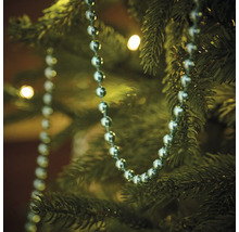 Close-up van een slinger met ballen op een kerstboom