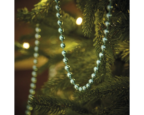Close-up van een slinger met ballen op een kerstboom