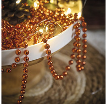 Decoratie met ballen en lichtsnoer in een schaal
