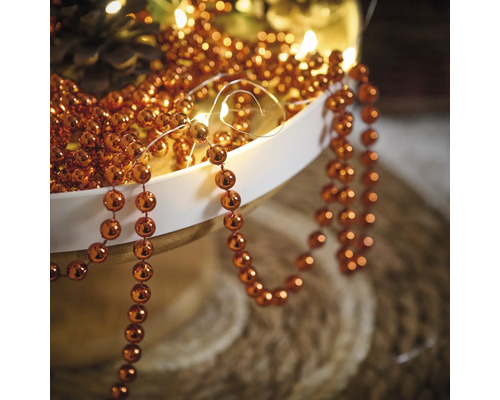 Decoratie met ballen en lichtsnoer in een schaal