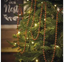 Versierde kerstboom met een slinger van ballen