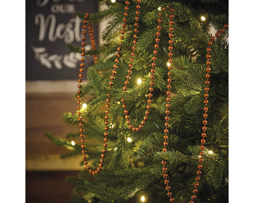 Versierde kerstboom met een slinger van ballen