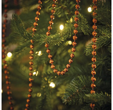 Close-up van een kerstspar met een kralenslinger als decoratie