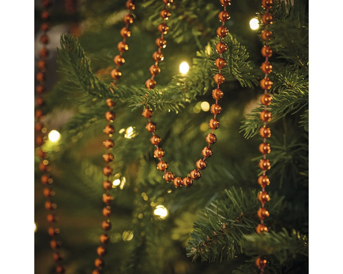 Close-up van een kerstspar met een kralenslinger als decoratie