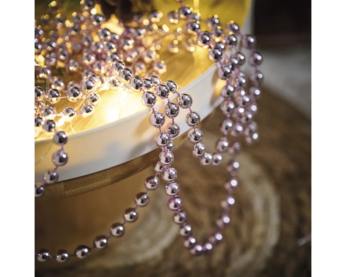 Decoratieve kralenketting met lichteffecten in een schaal