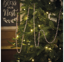 Versierde kerstboom met ballenslinger en lichtjes