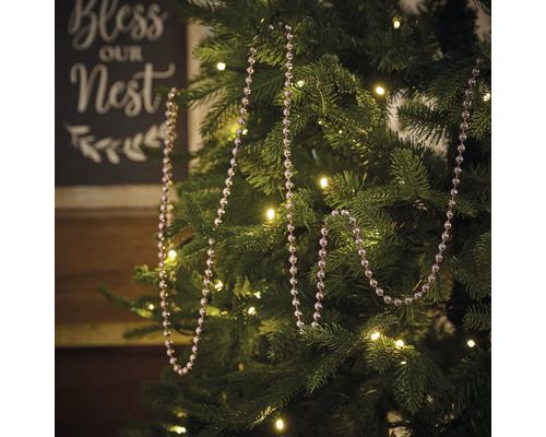 Versierde kerstboom met ballenslinger en lichtjes