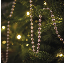 Kerstboom versierd met kralenslinger