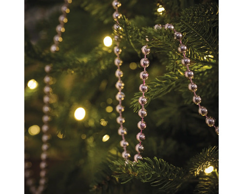 Kerstboom versierd met kralenslinger