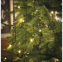 Versierde kerstboom met lichtsnoer en kralensnoer