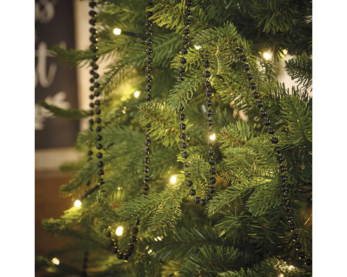 Versierde kerstboom met lichtsnoer en kralensnoer