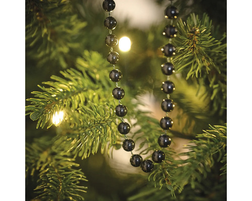 Decoratieve ketting met ballen in de kerstboom