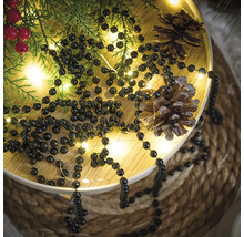 Decoratief dienblad met lichtjesslinger, dennentakken, dennenappels en kralenketting