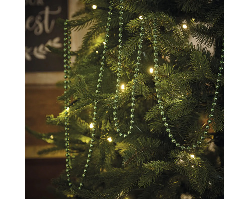 Kerstboom met lichtsnoer en kralenketting