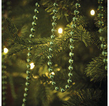 Kerstboom met zilverkleurige kralenslinger