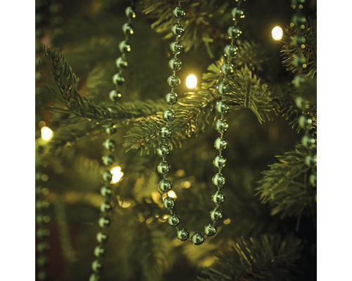 Kerstboom met zilverkleurige kralenslinger