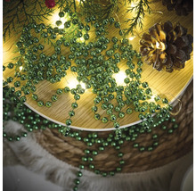 Decoratie met dennenappels, lichtsnoer en groene kralenslinger