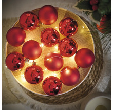 Decoratieve rode kerstballen met lichtsnoer op een dienblad