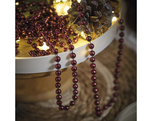 Decoratief dienblad met lichtsnoer, dennenappel en kralenketting
