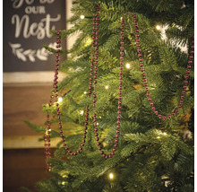 Versierde kerstboom met een slinger van ballen