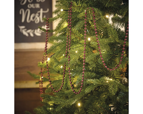 Versierde kerstboom met een slinger van ballen