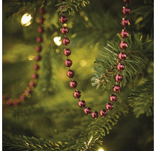 Decoratieve slinger met ballen in de kerstboom