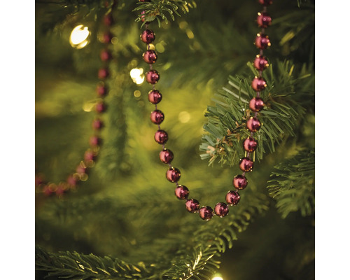 Decoratieve slinger met ballen in de kerstboom