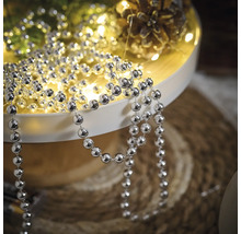 Decoratie met zilverkleurige ballenslinger op een dienblad