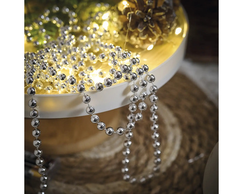 Decoratie met zilverkleurige ballenslinger op een dienblad